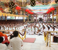 Gurupurnima 2009, em Puttaparthi ))) Cantando e tocando pandeiro e kalimba aos Pés de Lótus de Bhagavan Sri Sathya Sai Baba
